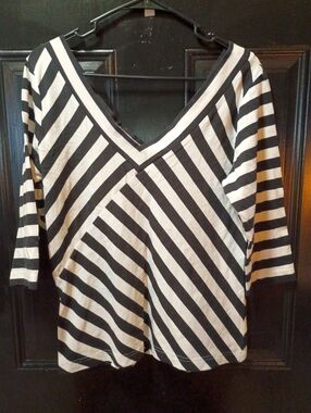 Women's "Sport Haley" Black/White Stripe Vneck Top  size Large Excellent Conditi